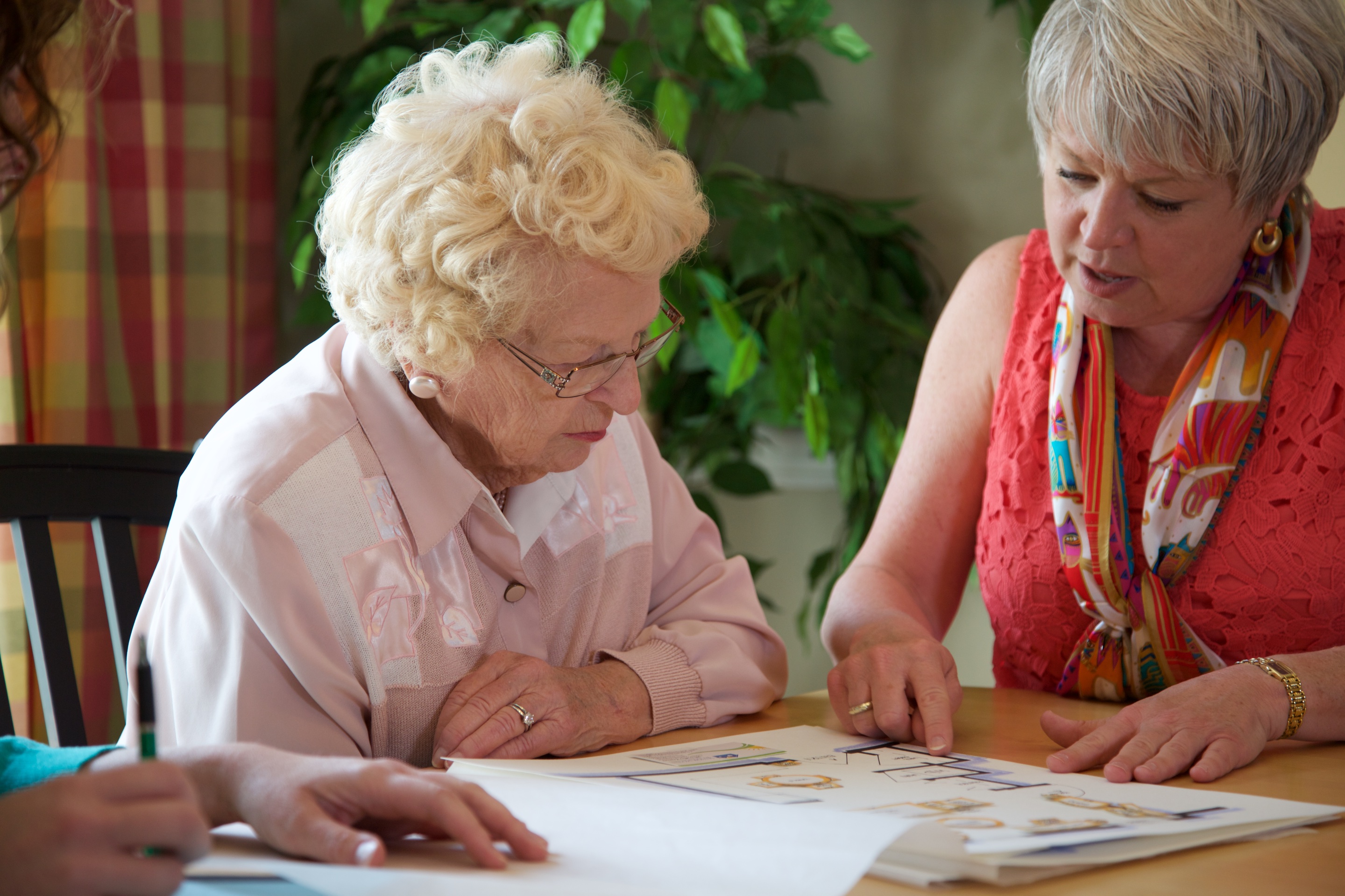 A Move Manager reviews floor plan design with a senior client.